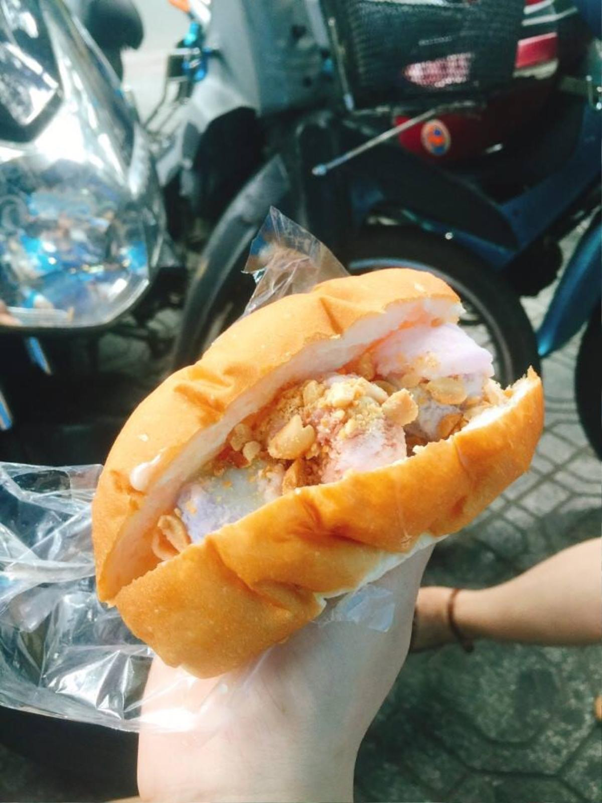 Lạ lùng món bánh mì kẹp kem ‘thần thánh’ có từ thời ‘ông bà anh’ Ảnh 3