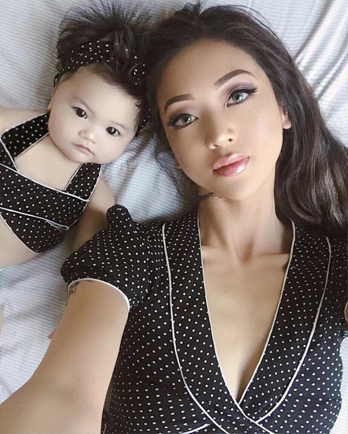 Chỉ suốt ngày selfie cùng con gái, hot mom xinh đẹp trở nên nổi tiếng trên mạng xã hội Ảnh 4