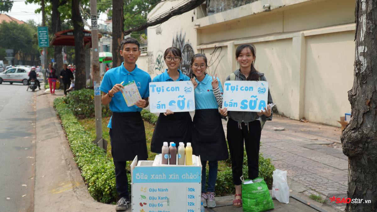 'Tụi con bán sữa, chúc mọi người ngày mới tốt lành', chỉ thêm lời chào mà sữa bán được ào ào Ảnh 1