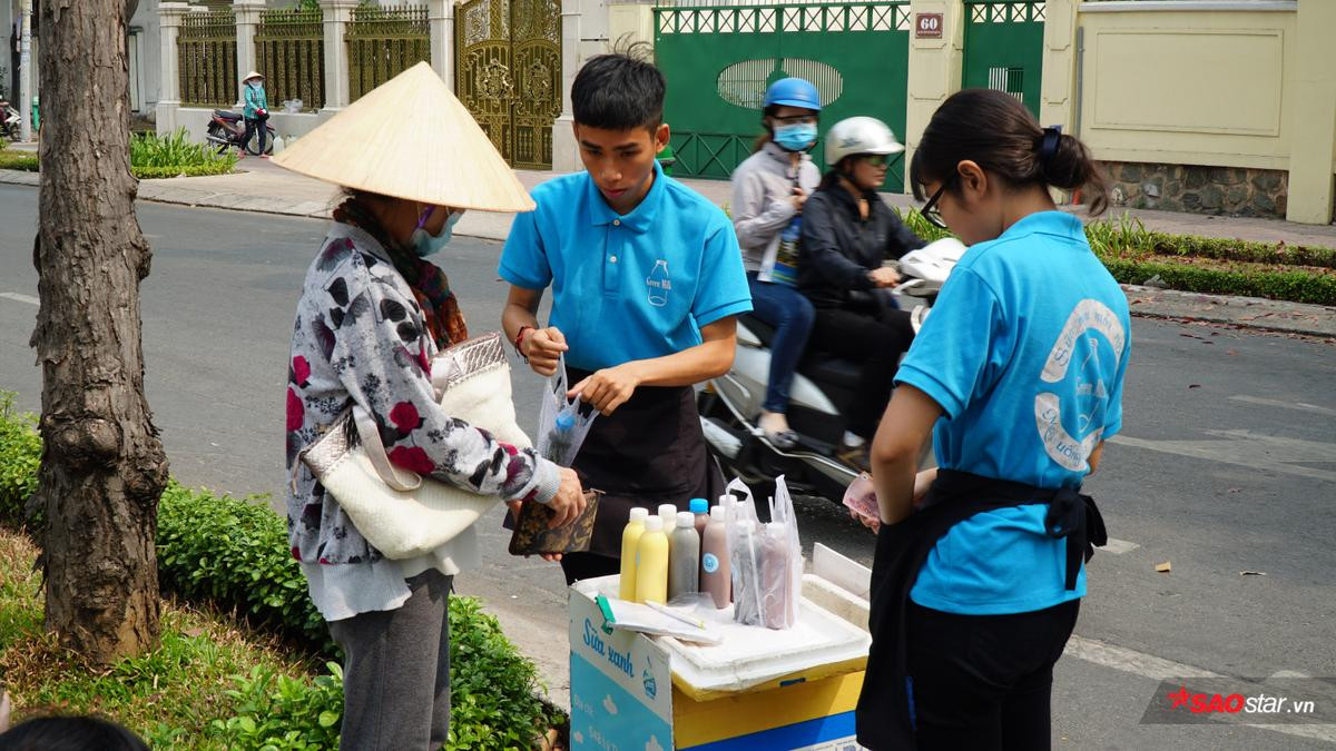 'Tụi con bán sữa, chúc mọi người ngày mới tốt lành', chỉ thêm lời chào mà sữa bán được ào ào Ảnh 3