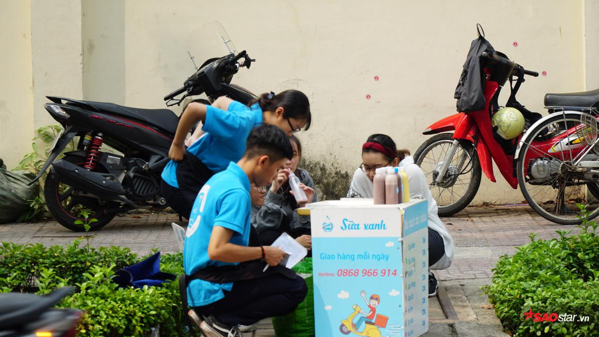 'Tụi con bán sữa, chúc mọi người ngày mới tốt lành', chỉ thêm lời chào mà sữa bán được ào ào Ảnh 4