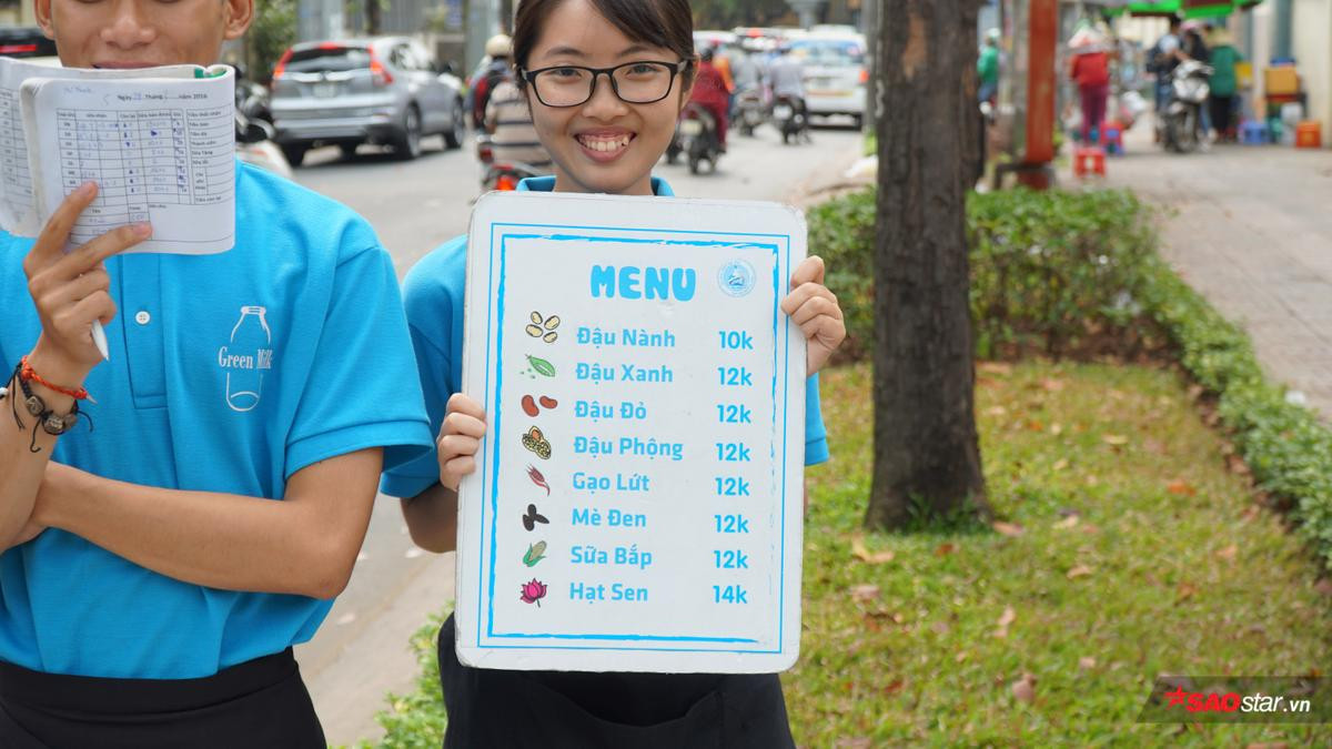 'Tụi con bán sữa, chúc mọi người ngày mới tốt lành', chỉ thêm lời chào mà sữa bán được ào ào Ảnh 5