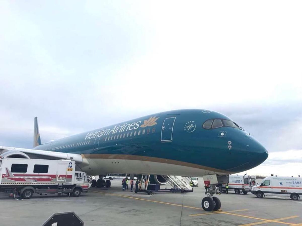 Hạ cánh khẩn cấp, cứu nam hành khách nước ngoài lên cơn co giật, ngã xuống sàn máy bay Vietnam Airlines Ảnh 1