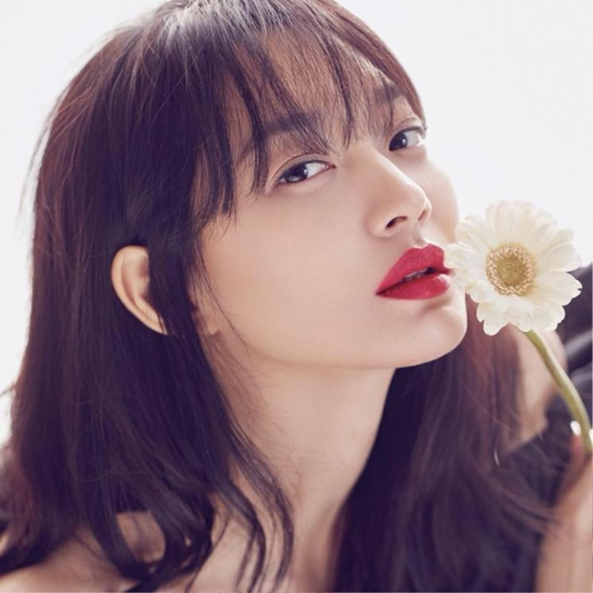 Shin Min Ah: Hình mẫu của Song Joong Ki và tấm lòng son sắt với Kim Woo Bin Ảnh 12