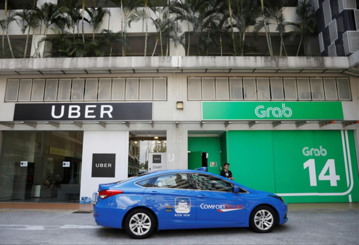 Trước ngày Uber sáp nhập vào Grab: Người tiêu dùng hoang mang, lái xe 2 hãng lo lắng chuyện độc quyền Ảnh 1