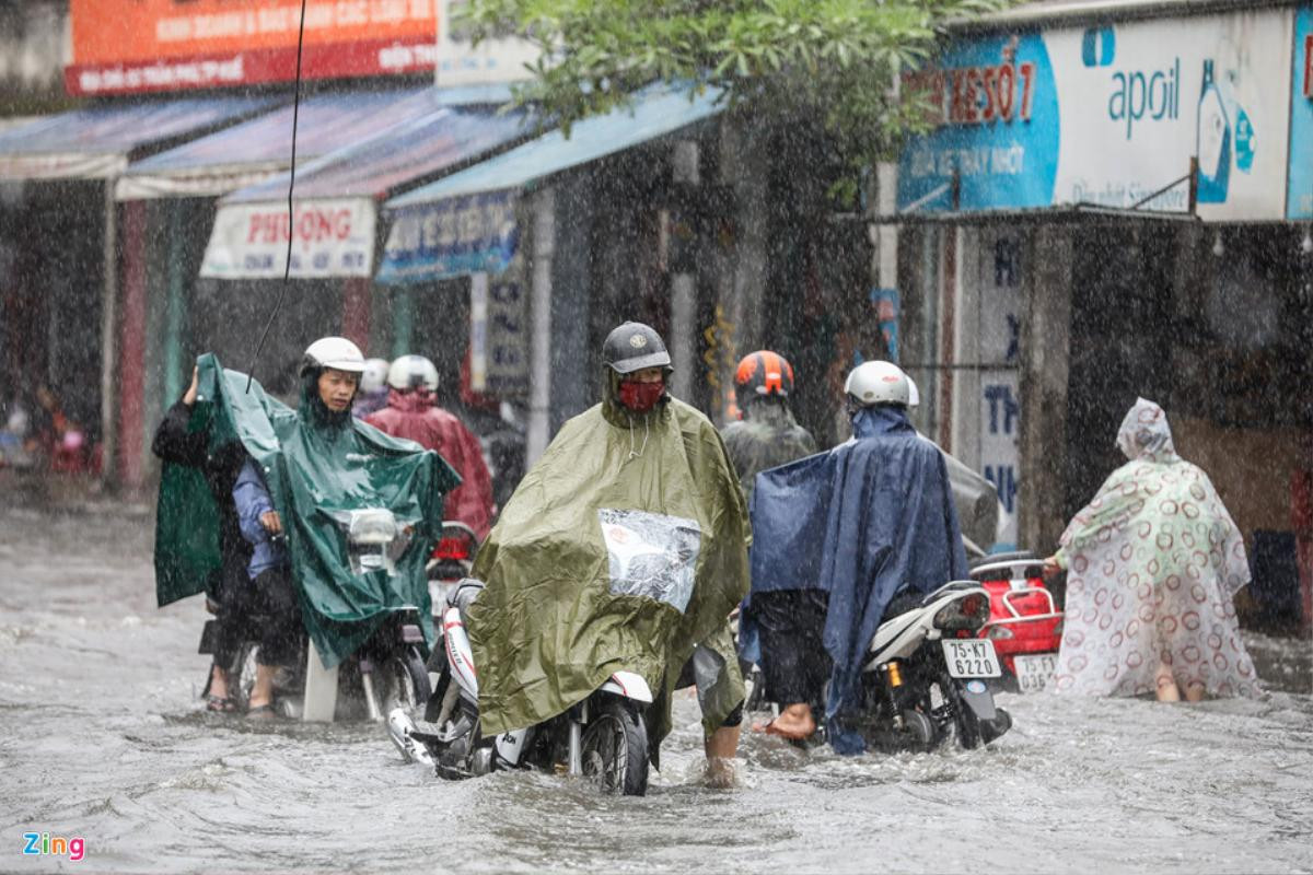 Huế mưa to ngập sâu, nước tràn vào nhà dân ở trung tâm thành phố Ảnh 1