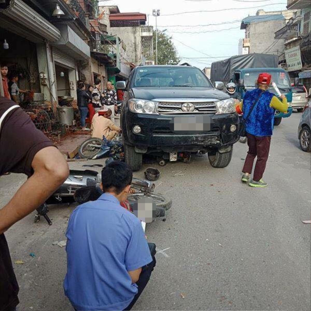 Xe Fortuner tông liên tiếp nhiều xe máy, cháu bé 7 tuổi tử vong, 2 người khác bị thương Ảnh 1