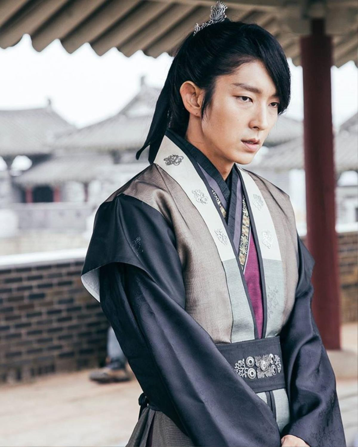 Lee Jun Ki 'ngầu lòi', hớp hồn hàng loạt khán giả trong trailer 'Lawless Lawyer' Ảnh 2