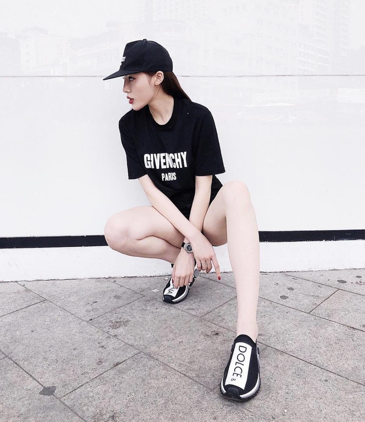 Hòa Minzy đụng sneakers giá gần 20 triệu đồng với Kỳ Duyên, trông thế nào cũng chẳng thấy sang! Ảnh 2