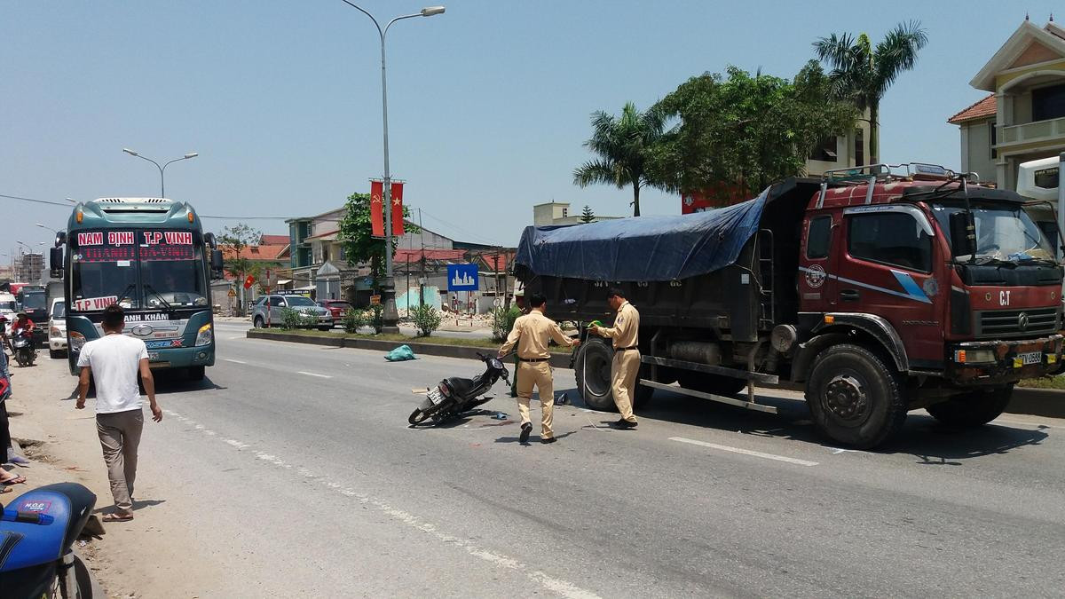 Đâm vào xe tải đỗ bên đường,  2 học sinh lớp 11 phải nhập viện cấp cứu Ảnh 1