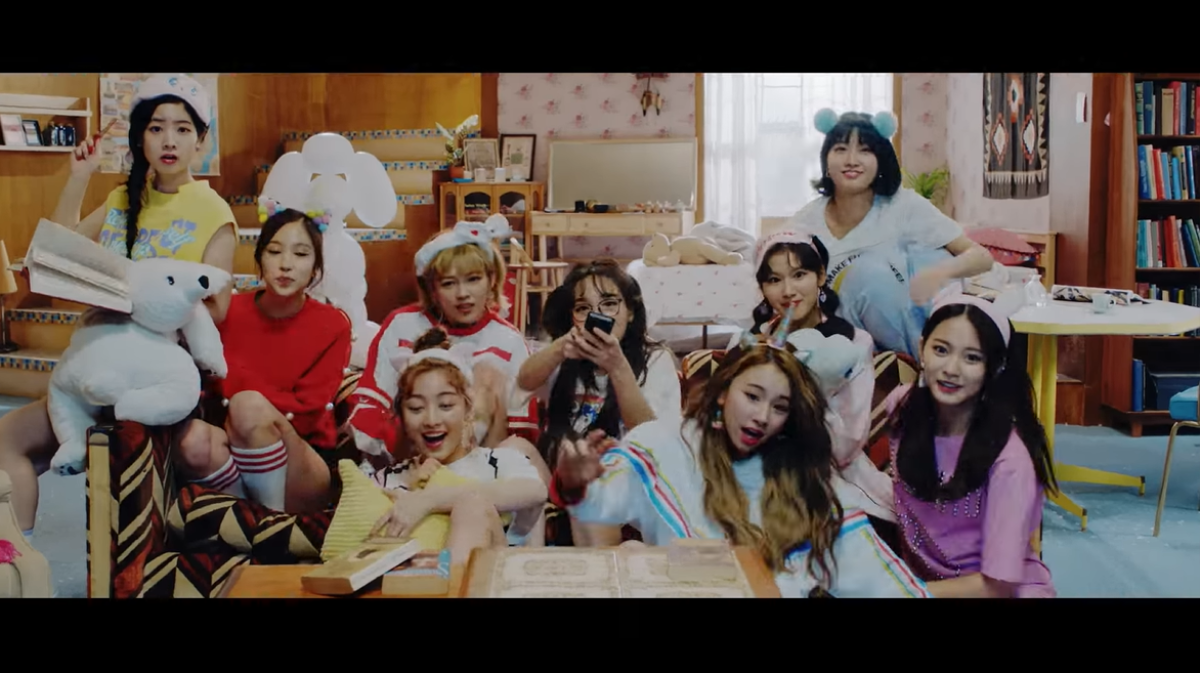 Comeback với MV đậm 'mùi' bách hợp, fan vẫn tranh cãi việc thay đổi concept cho TWICE Ảnh 1