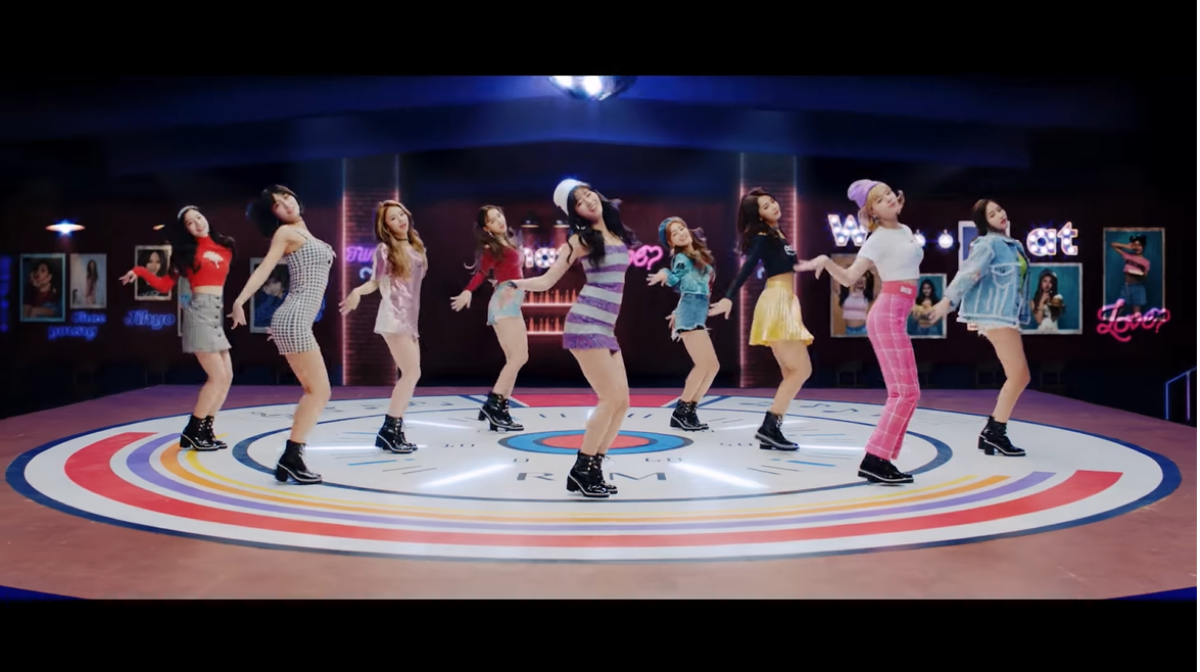 Comeback với MV đậm 'mùi' bách hợp, fan vẫn tranh cãi việc thay đổi concept cho TWICE Ảnh 5