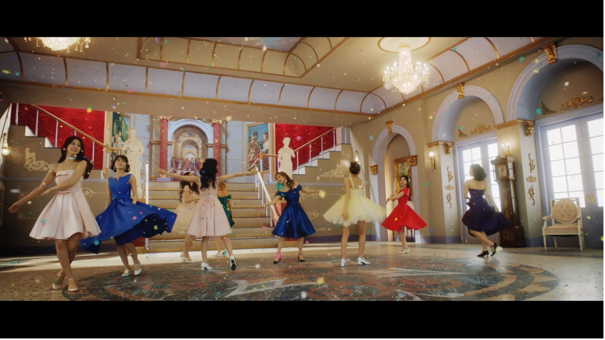 Comeback với MV đậm 'mùi' bách hợp, fan vẫn tranh cãi việc thay đổi concept cho TWICE Ảnh 6