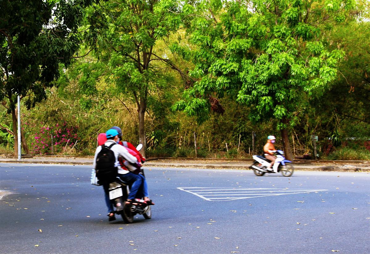 Bất chấp nguy hiểm, sinh viên làng Đại học Thủ Đức vô tư vượt đèn đỏ, không đội mũ bảo hiểm khi tham gia giao thông Ảnh 2