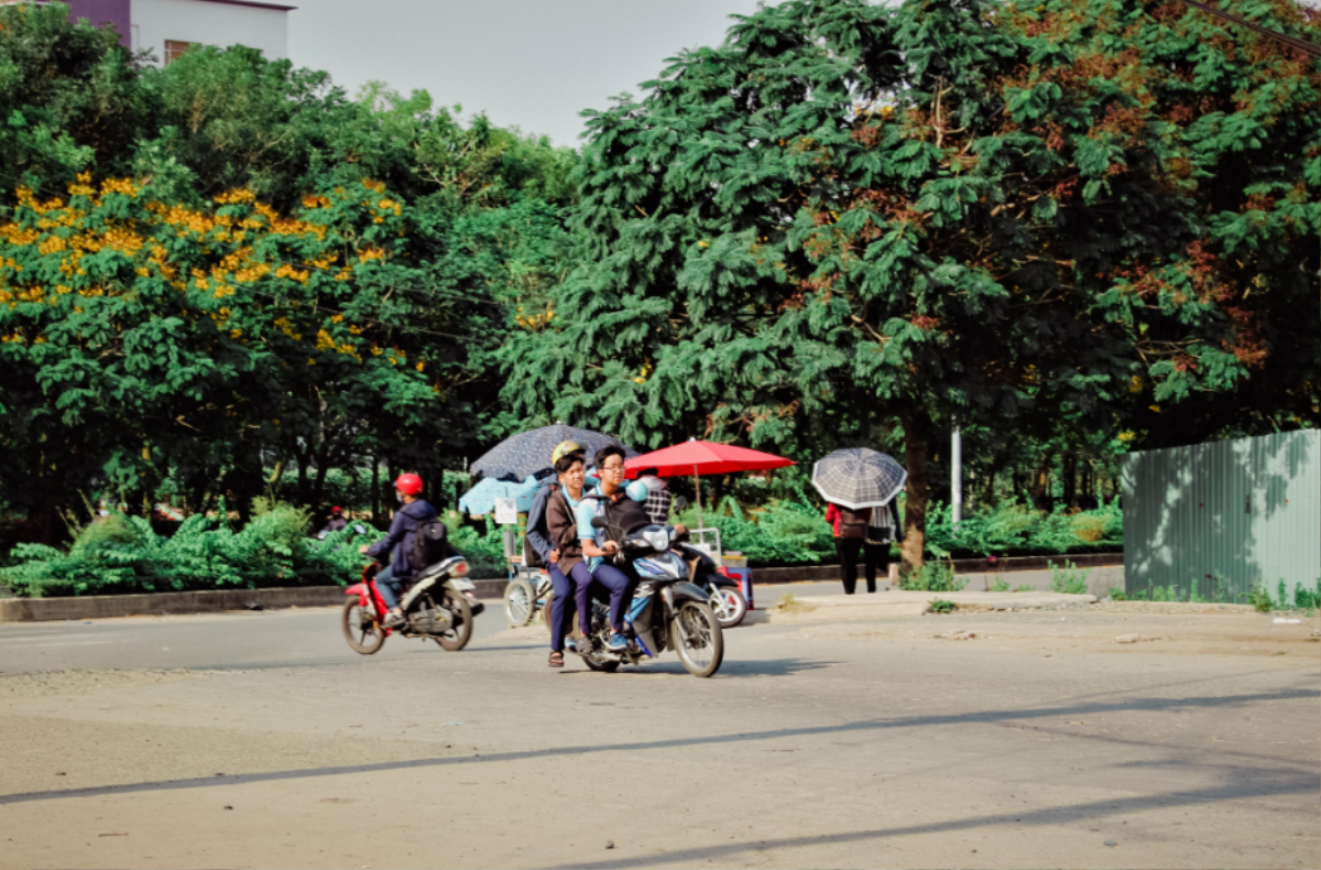 Bất chấp nguy hiểm, sinh viên làng Đại học Thủ Đức vô tư vượt đèn đỏ, không đội mũ bảo hiểm khi tham gia giao thông Ảnh 7