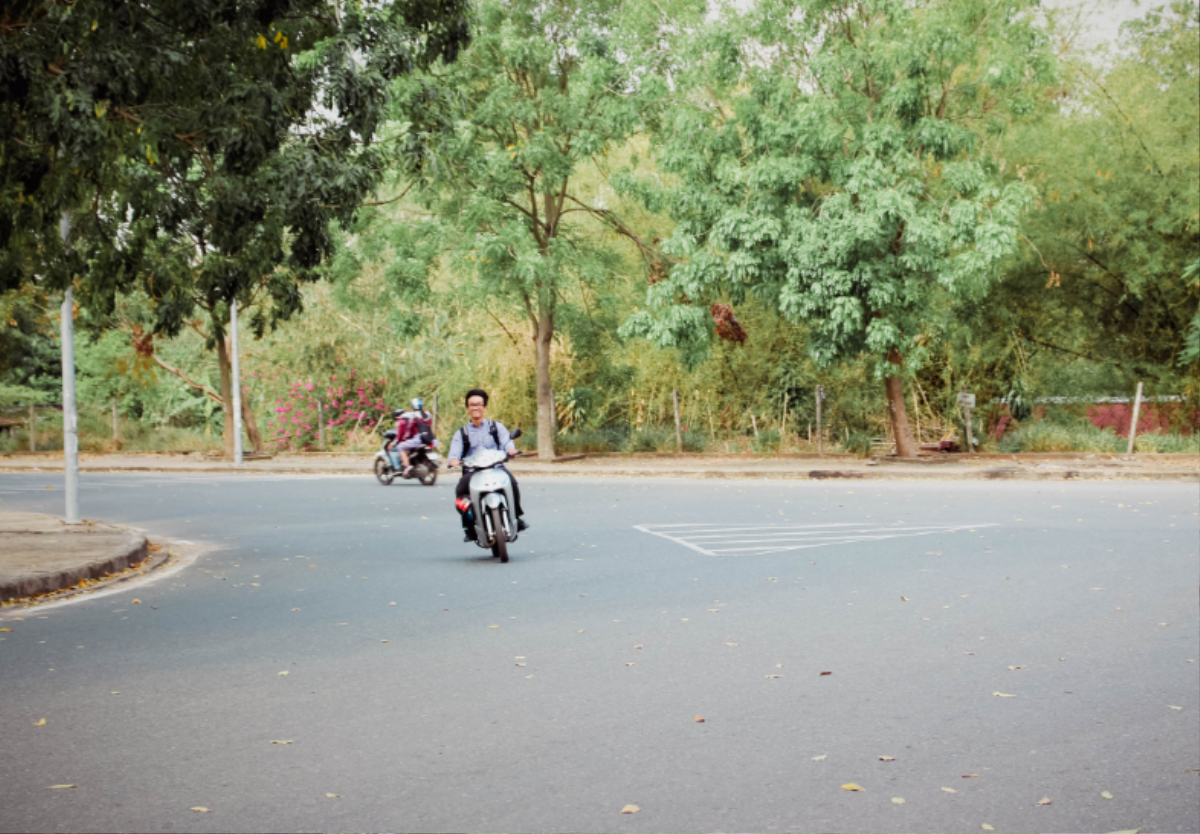 Bất chấp nguy hiểm, sinh viên làng Đại học Thủ Đức vô tư vượt đèn đỏ, không đội mũ bảo hiểm khi tham gia giao thông Ảnh 3