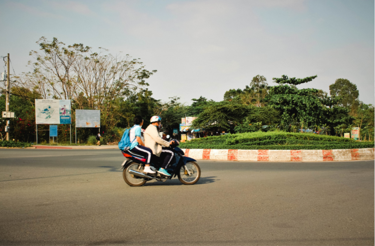 Bất chấp nguy hiểm, sinh viên làng Đại học Thủ Đức vô tư vượt đèn đỏ, không đội mũ bảo hiểm khi tham gia giao thông Ảnh 6