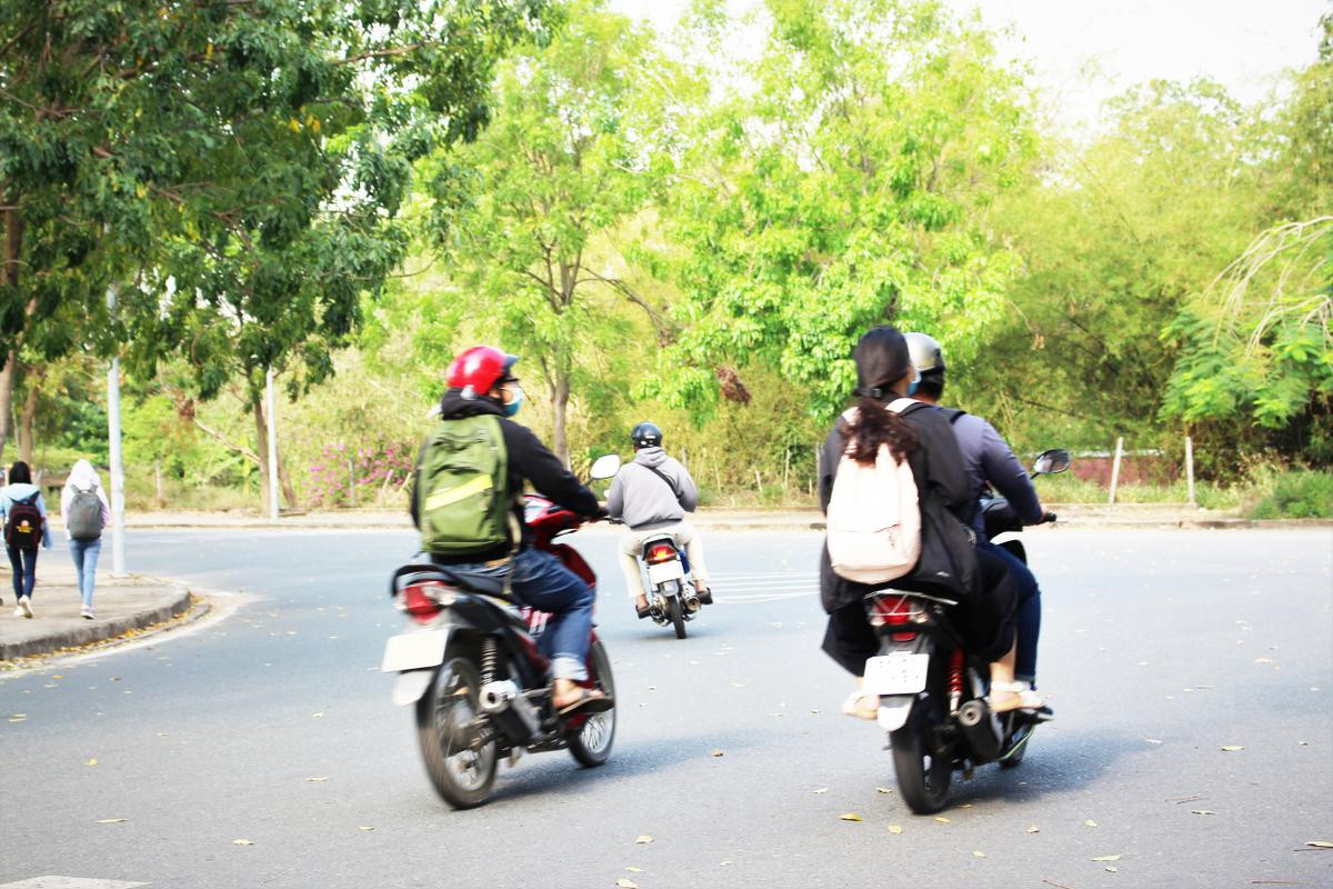 Bất chấp nguy hiểm, sinh viên làng Đại học Thủ Đức vô tư vượt đèn đỏ, không đội mũ bảo hiểm khi tham gia giao thông Ảnh 9