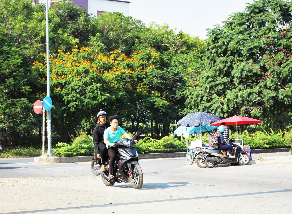 Bất chấp nguy hiểm, sinh viên làng Đại học Thủ Đức vô tư vượt đèn đỏ, không đội mũ bảo hiểm khi tham gia giao thông Ảnh 5