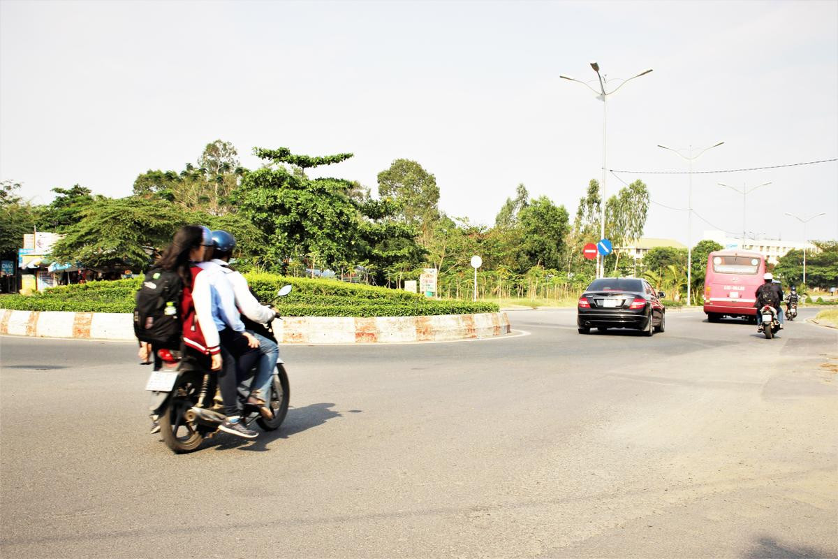 Bất chấp nguy hiểm, sinh viên làng Đại học Thủ Đức vô tư vượt đèn đỏ, không đội mũ bảo hiểm khi tham gia giao thông Ảnh 10