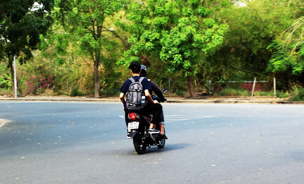 Bất chấp nguy hiểm, sinh viên làng Đại học Thủ Đức vô tư vượt đèn đỏ, không đội mũ bảo hiểm khi tham gia giao thông Ảnh 1