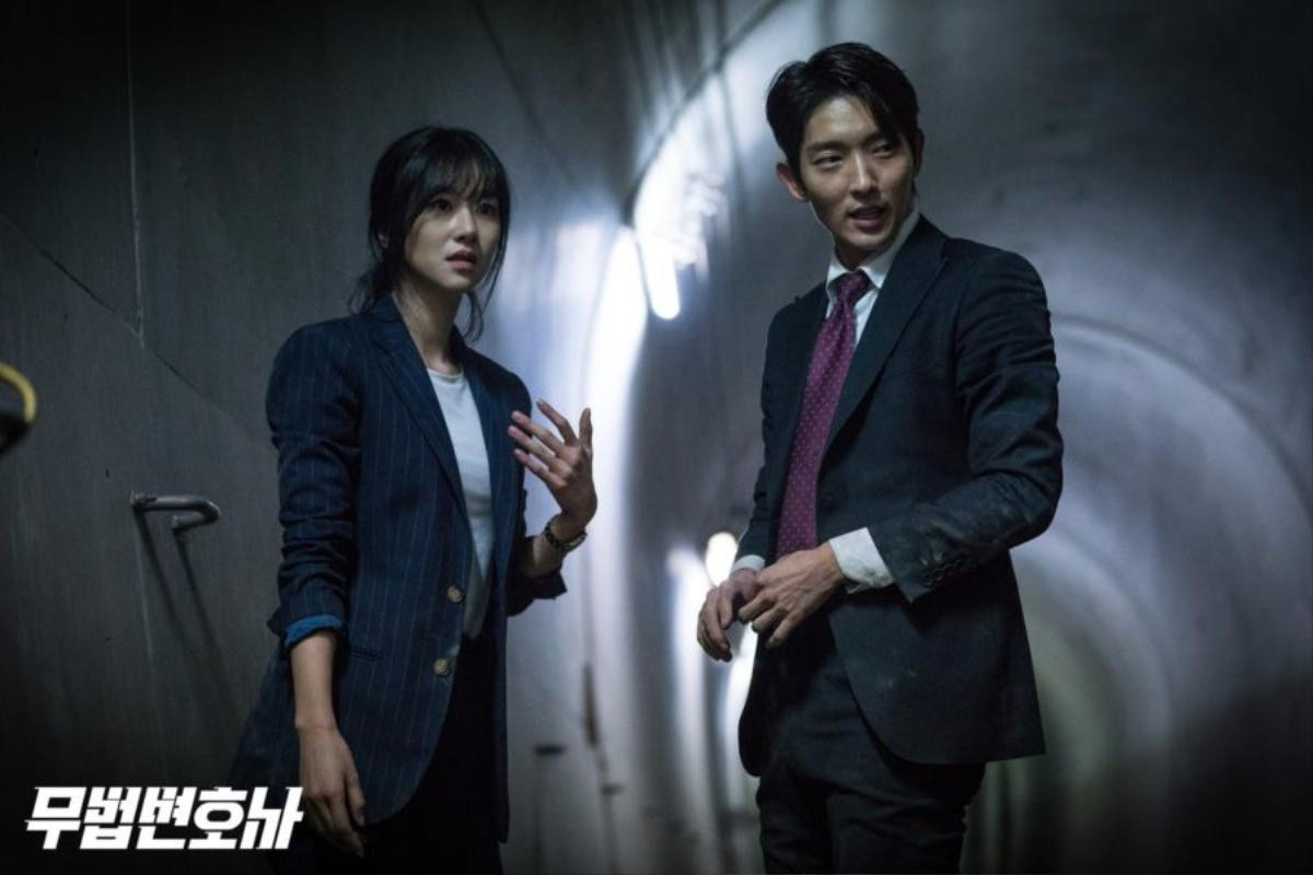 Lee Jun Ki - Seo Ye Ji 'ngàn cân treo sợi tóc', không có diễn viên đóng thế trong 'Lawless Lawyer' Ảnh 1