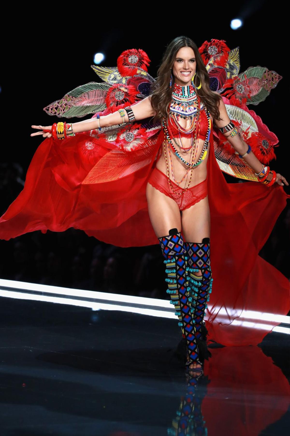 Alessandra Ambrosio - đôi cánh thiên thần Victoria's Secret 17 năm cuối cùng cũng hạ xuống Ảnh 19