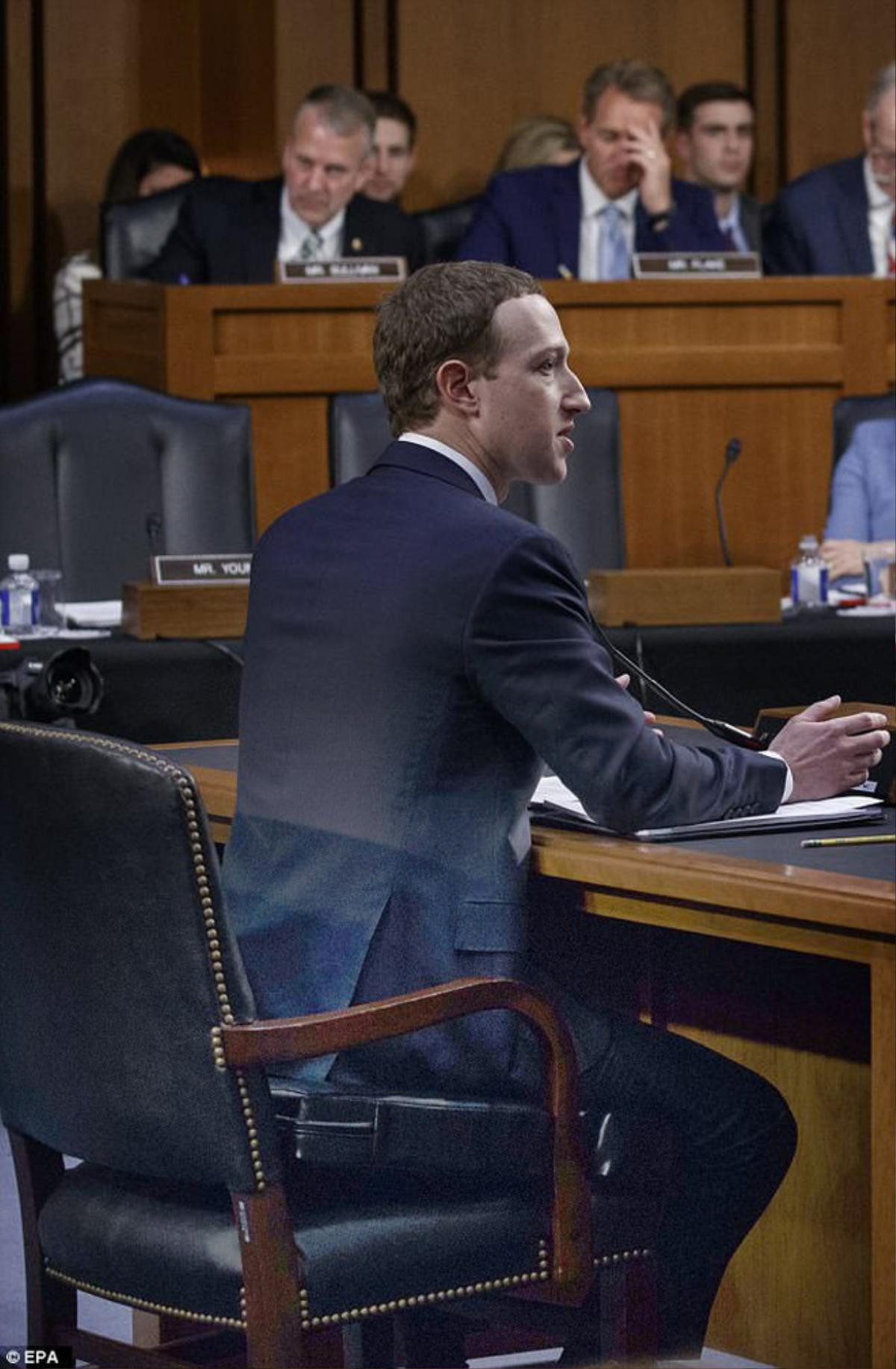 Giữa scandal Facebook đang sốt dẻo, cư dân mạng chỉ quan tâm xem Mark Zuckerberg ngồi lên cái gì trong phòng điều trần Ảnh 2