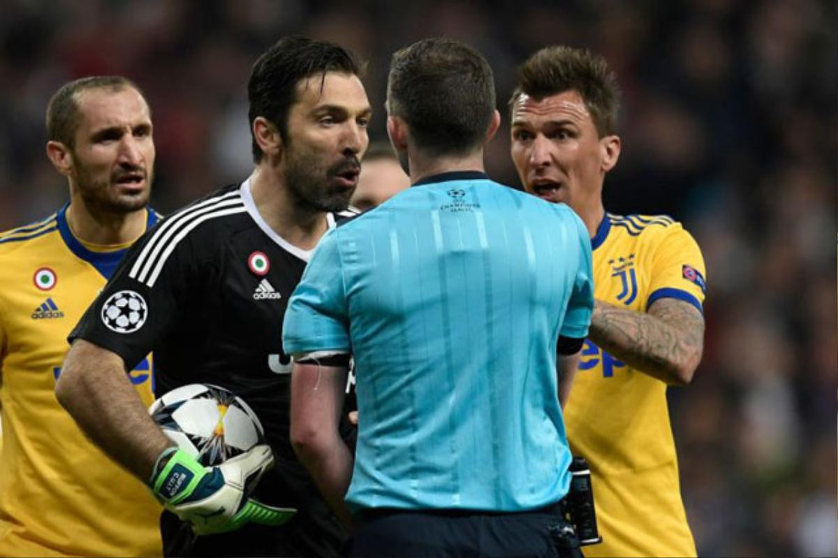 Buffon chửi trọng tài là là 'đồ đàn bà' Ảnh 1