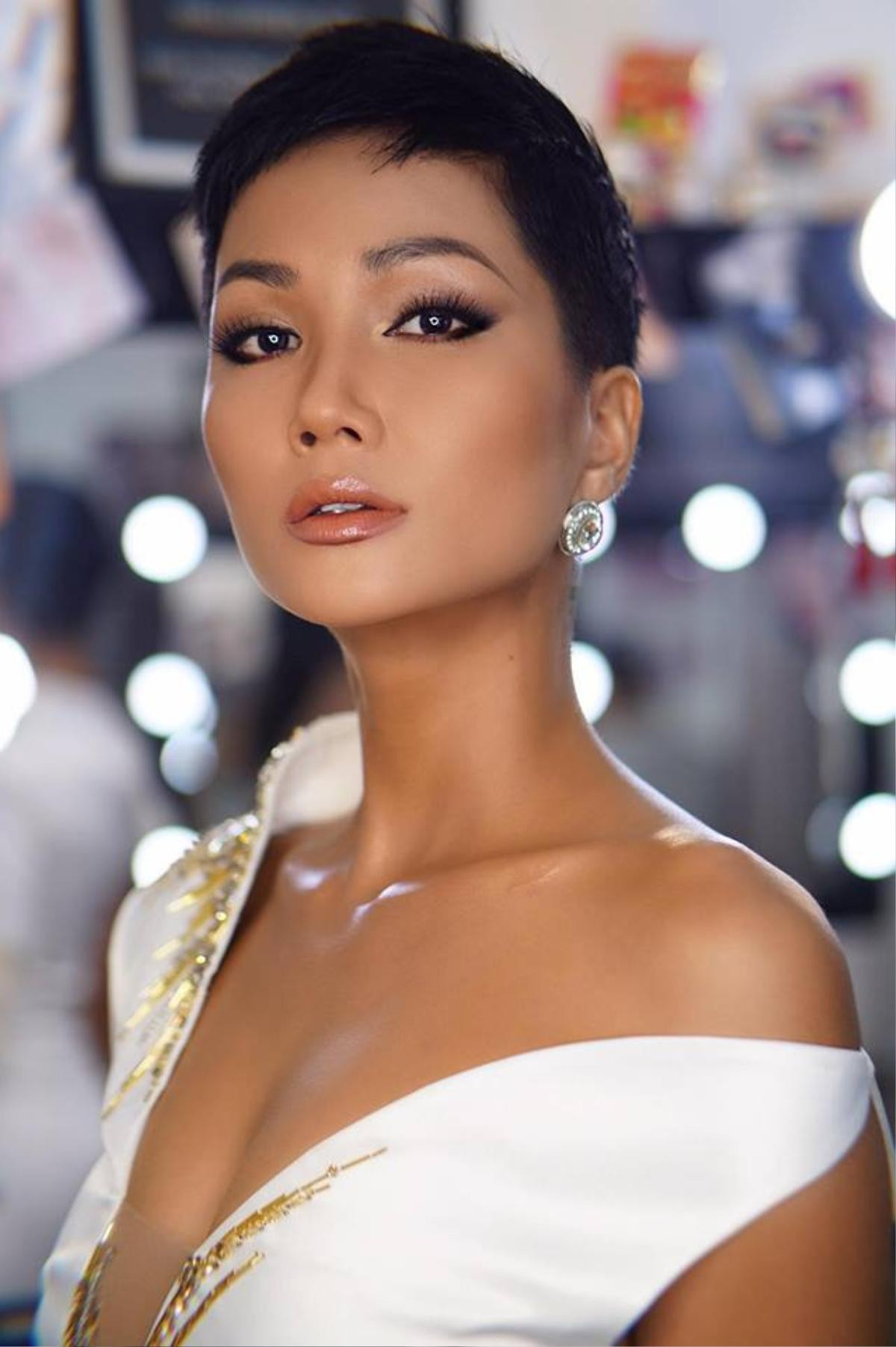 Khoe ảnh tóc ngắn cá tính, H'Hen Niê được các đối thủ tại Miss Universe 2018 khen ngợi hết lời Ảnh 2