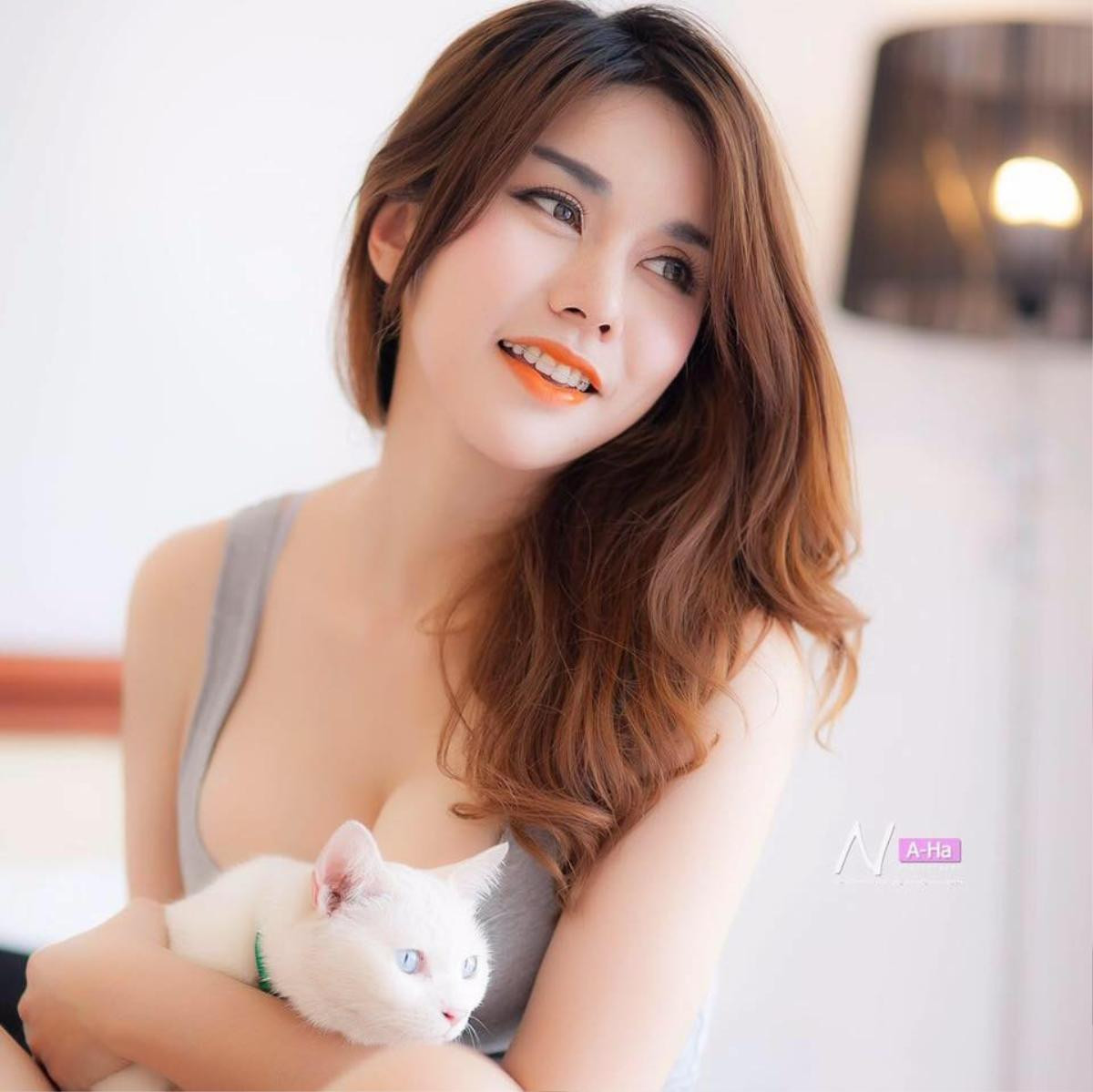 Ngồi nướng bánh phụ mẹ ngoài đường, hot girl lọt vào 'tầm ngắm' của cư dân mạng Ảnh 4