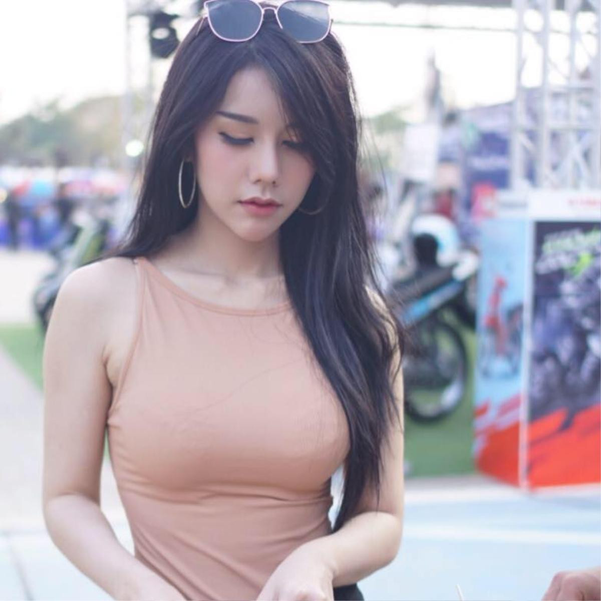 Ngồi nướng bánh phụ mẹ ngoài đường, hot girl lọt vào 'tầm ngắm' của cư dân mạng Ảnh 6