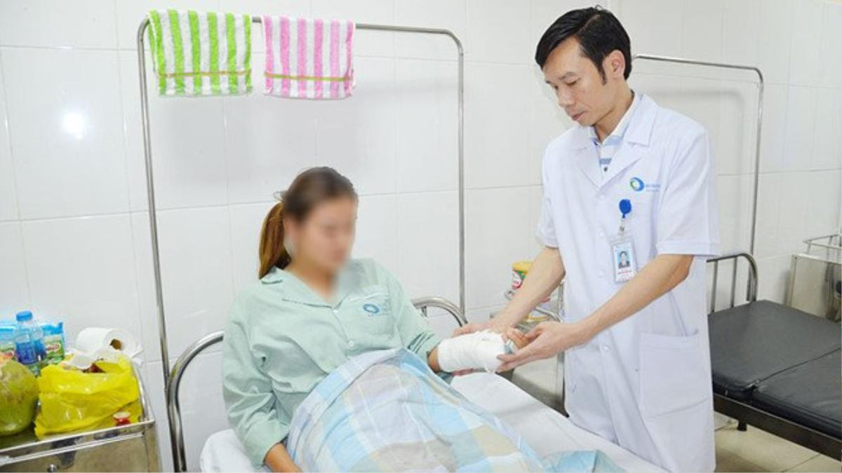 Nữ sinh bị gãy tay, chấn thương mũi do 3 bạn gái cùng lớp dùng tuýp sắt, bình xịt hơi cay đánh hội đồng Ảnh 1