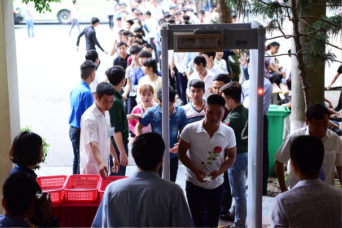 Có một ngôi trường ở Hà Nội cứ đến mùa thi là sinh viên lại bị kiểm soát nghiêm ngặt hơn cả đi máy bay Ảnh 2