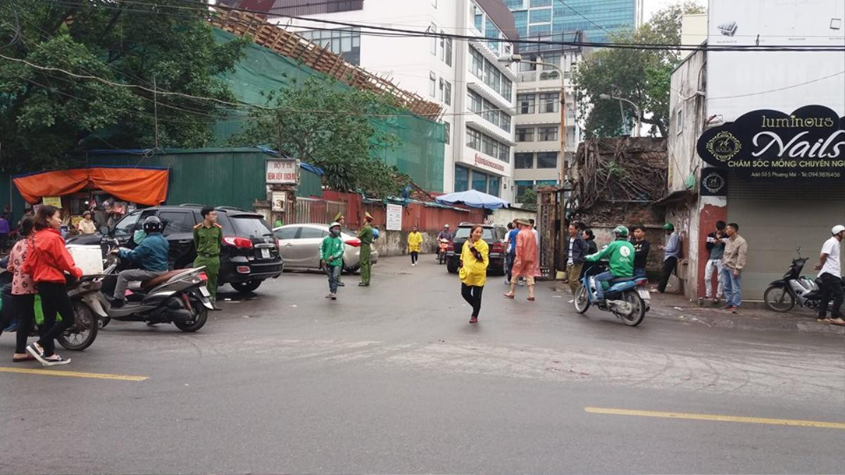 Ô tô mất lái đâm liên hoàn trước cổng viện Bạch Mai, nhiều người bị thương Ảnh 6