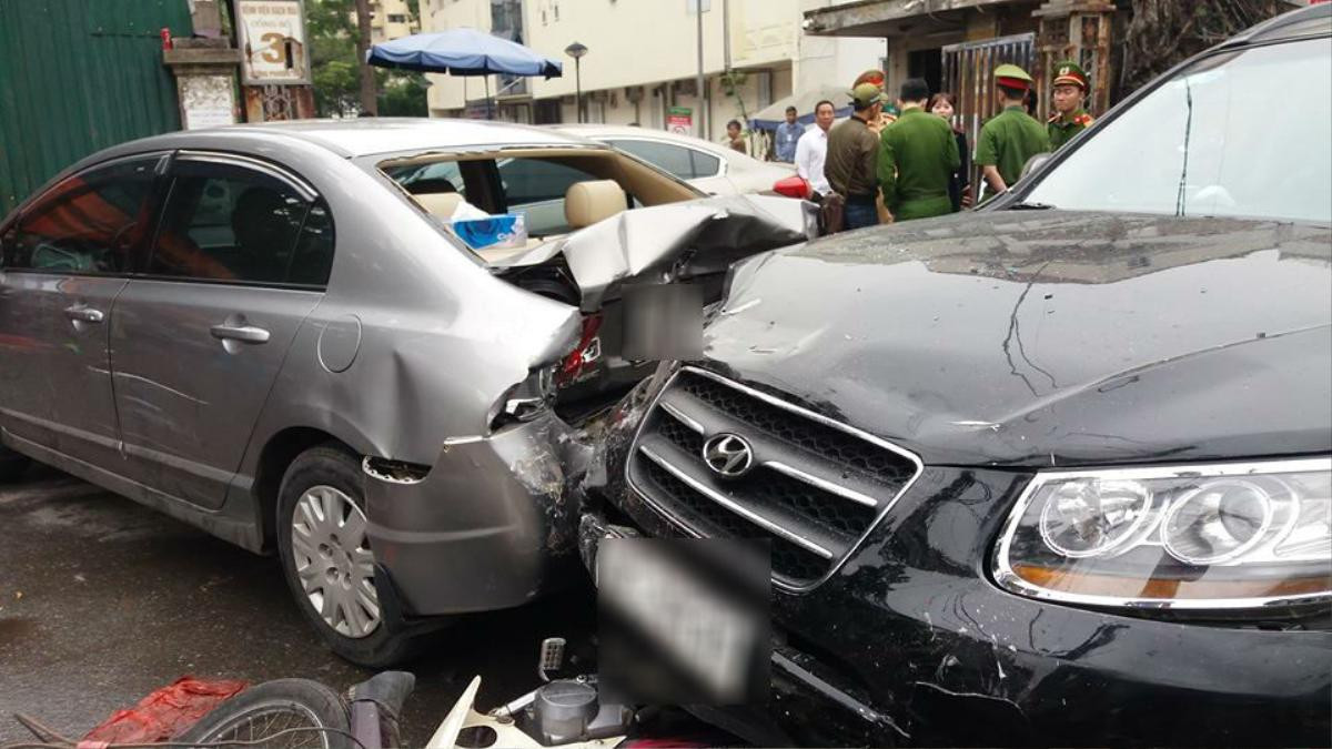 Ô tô mất lái đâm liên hoàn trước cổng viện Bạch Mai, nhiều người bị thương Ảnh 4