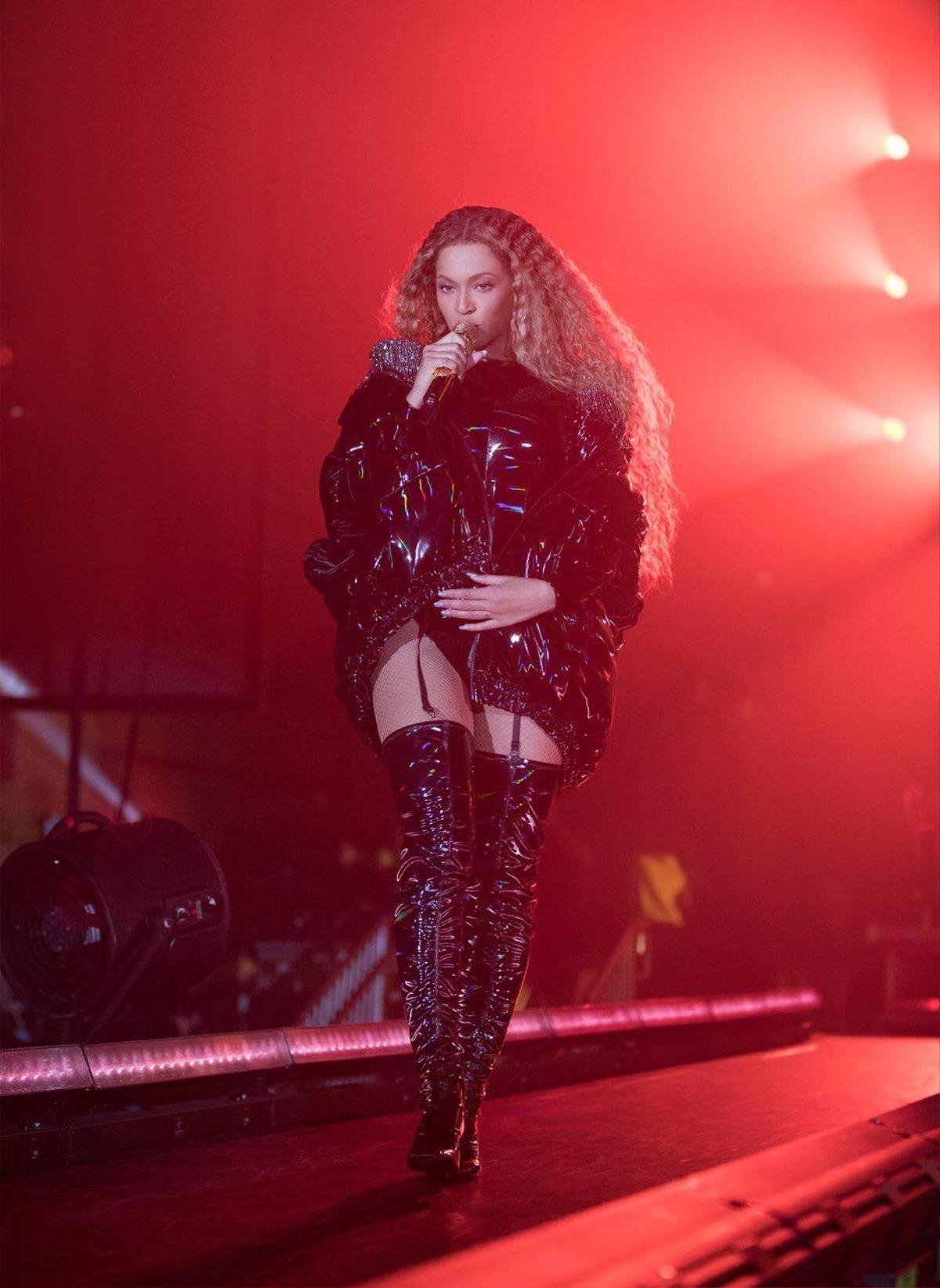 Adele nhảy múa điên loạn như fangirl vì sân khấu 31 bài của Beyoncé tại Coachella Ảnh 12