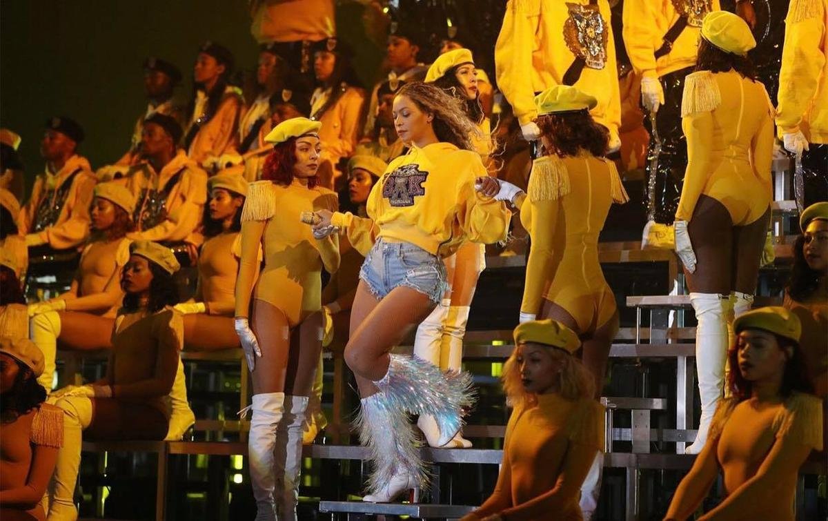 Adele nhảy múa điên loạn như fangirl vì sân khấu 31 bài của Beyoncé tại Coachella Ảnh 5