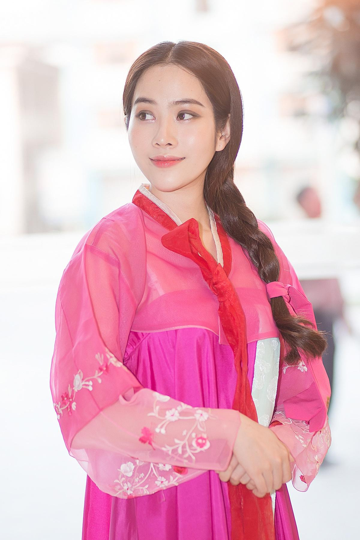 Hậu 'lùm xùm' tình cảm, Nam Em tươi tắn mặc Hanbok lên sân khấu trình diễn Ảnh 1