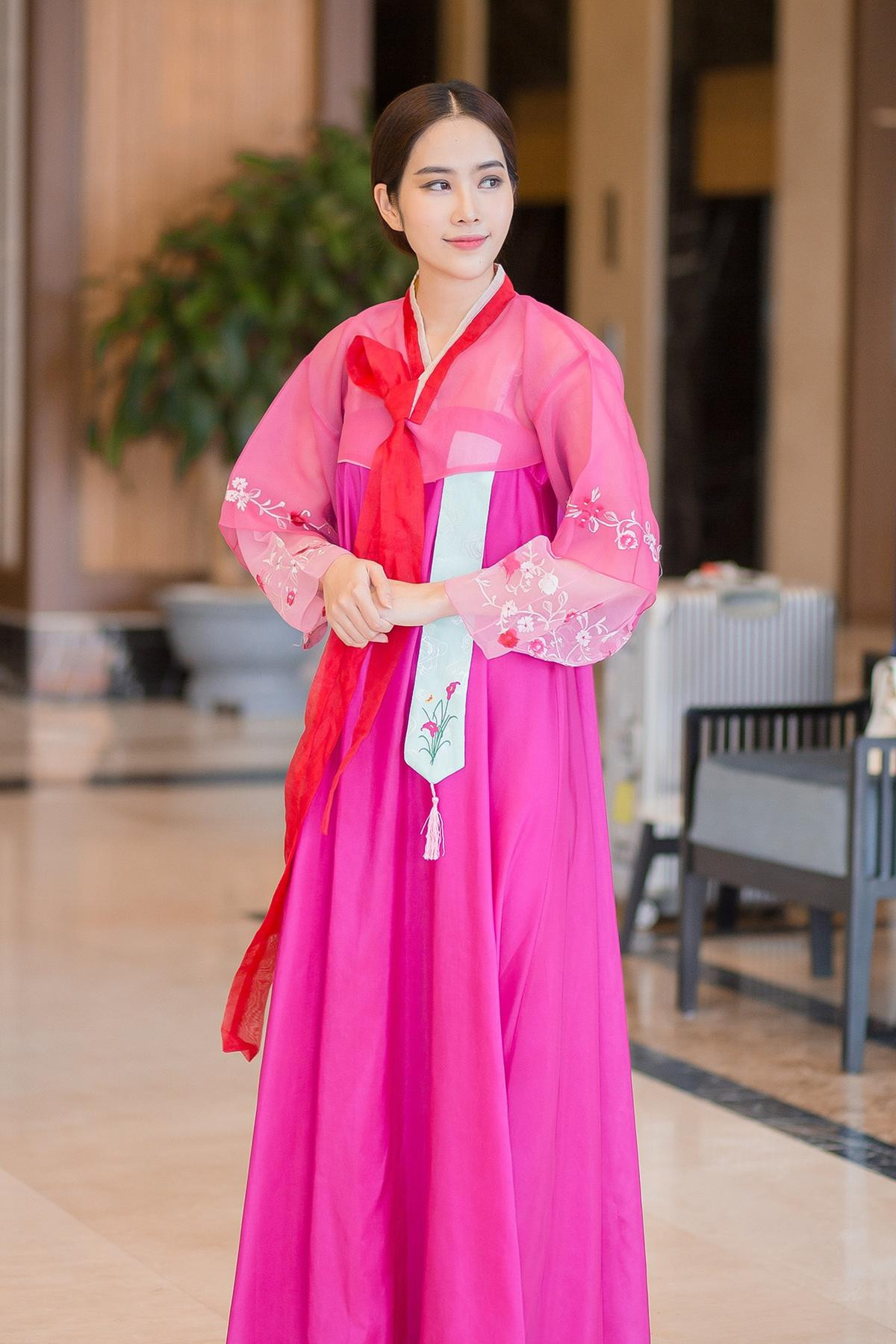 Hậu 'lùm xùm' tình cảm, Nam Em tươi tắn mặc Hanbok lên sân khấu trình diễn Ảnh 6