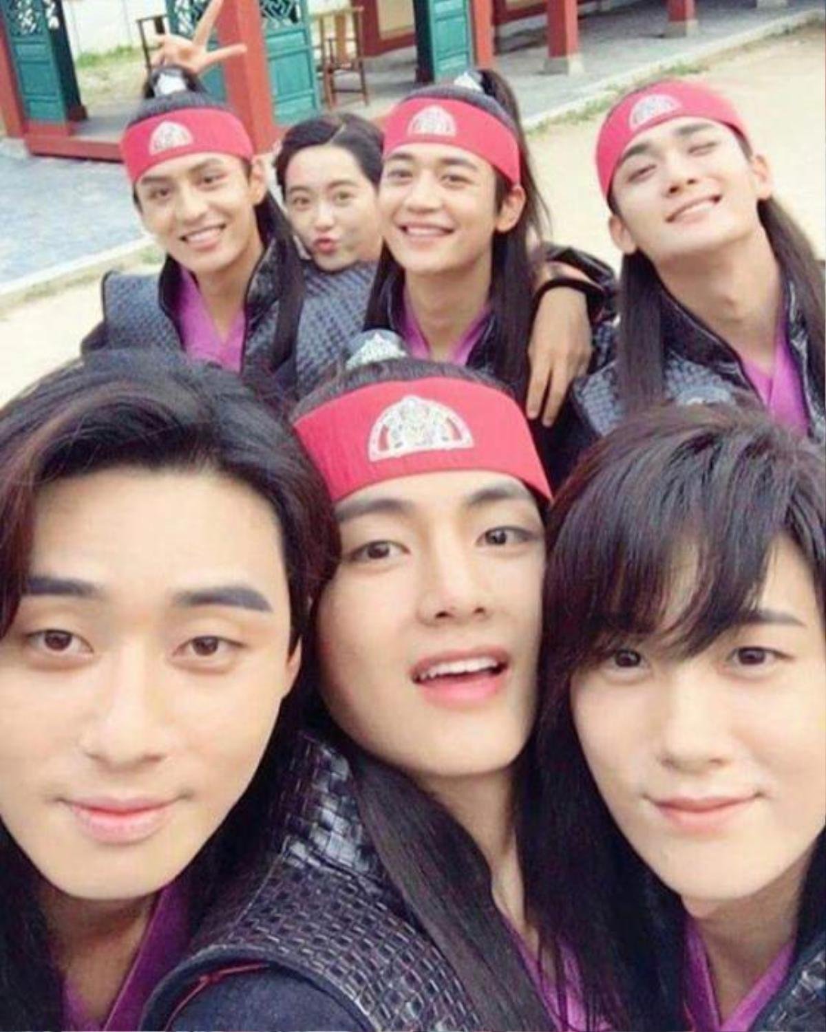 Park Hyung Sik so sánh 'Bromance' của 'Hwarang' với 'Suits' Ảnh 6