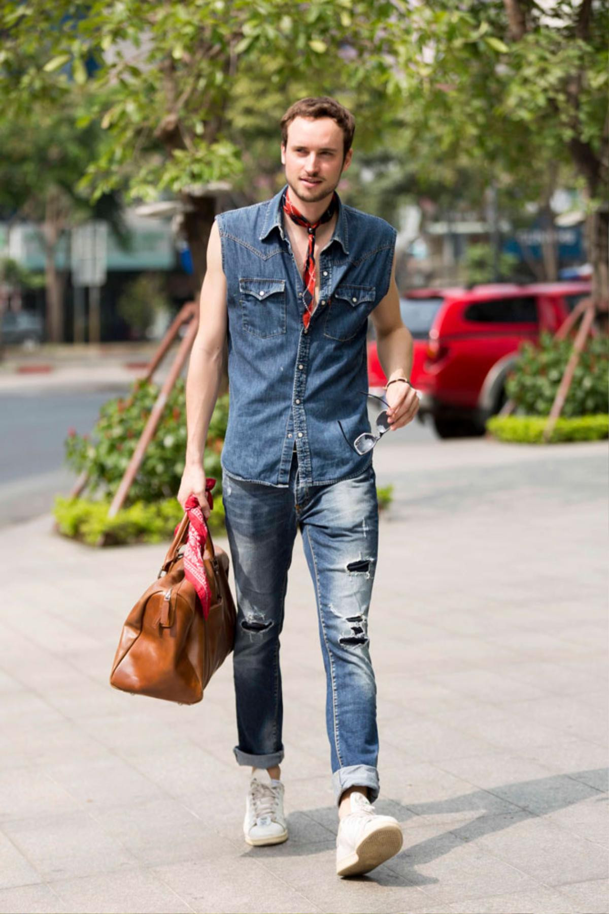 Nam ca sĩ mặt áo lưới, mang giày cao gót cao ngất ngưởng trong ngày đầu The Best Street Style Ảnh 10