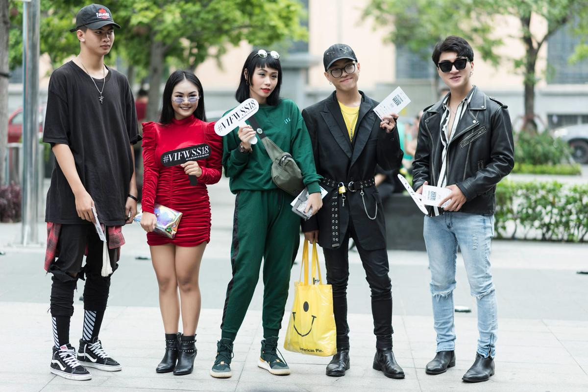 Nam ca sĩ mặt áo lưới, mang giày cao gót cao ngất ngưởng trong ngày đầu The Best Street Style Ảnh 4