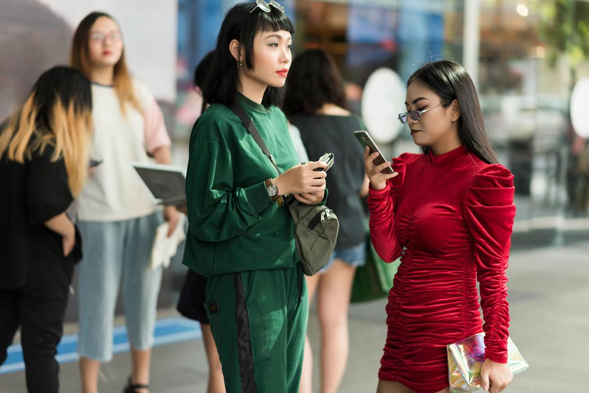 Nam ca sĩ mặt áo lưới, mang giày cao gót cao ngất ngưởng trong ngày đầu The Best Street Style Ảnh 5