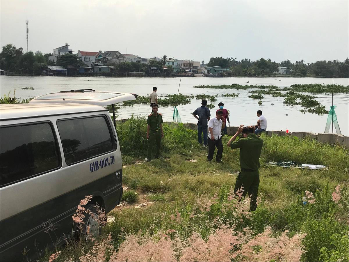 Hàng trăm người theo dõi cảnh vớt thi thể người đàn ông đang trong quá trình phân hủy Ảnh 4