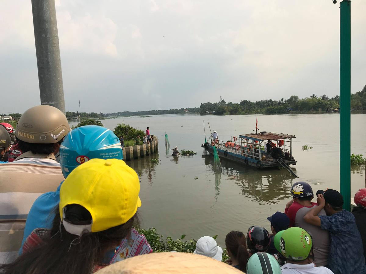 Hàng trăm người theo dõi cảnh vớt thi thể người đàn ông đang trong quá trình phân hủy Ảnh 1