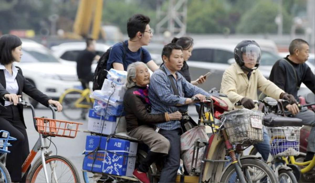 Giữ trọn phận làm con, người giao hàng chở mẹ già trên xe đạp suốt 7 năm, vừa làm việc lại tiện chăm sóc Ảnh 1