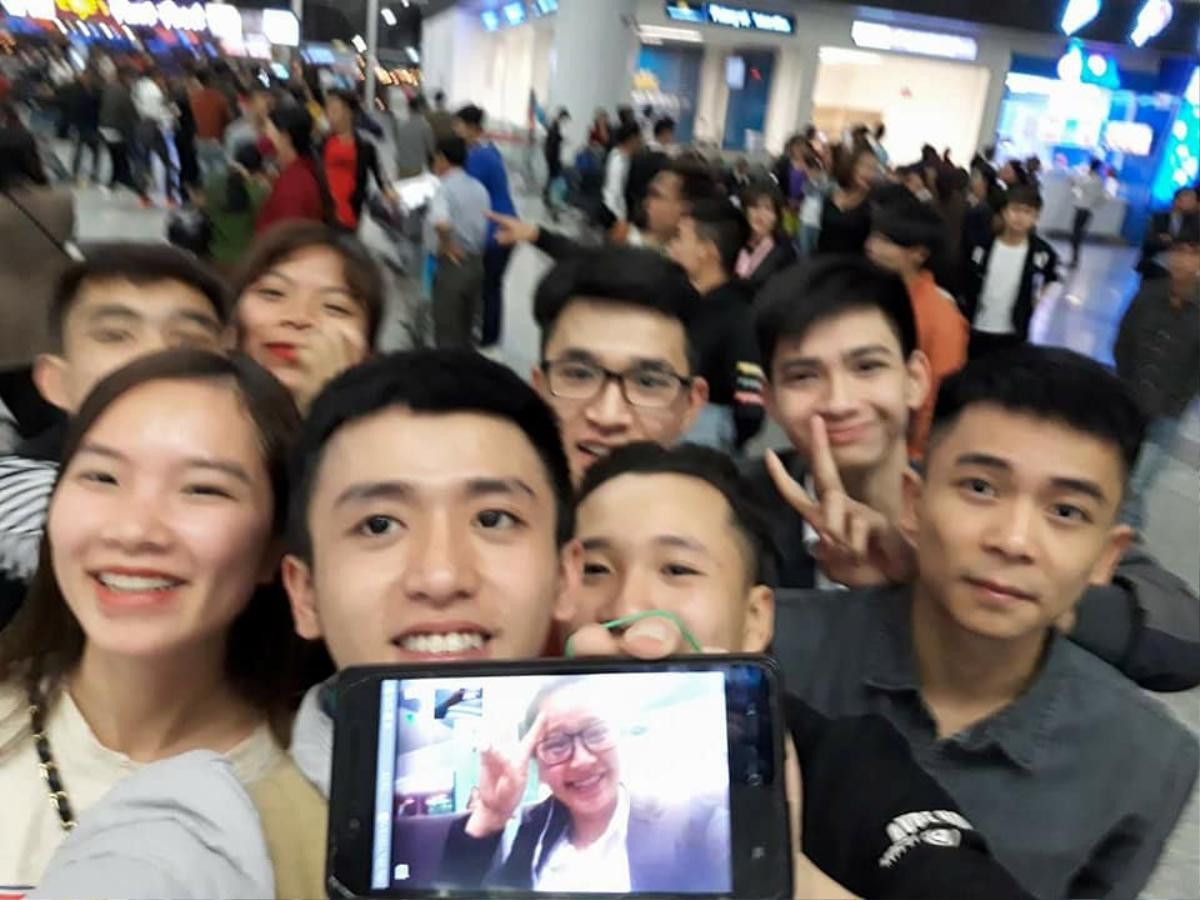 Bức ảnh độc: Khi có một hội bạn thân quá đông nhưng vẫn muốn selfie đầy đủ mọi người! Ảnh 4