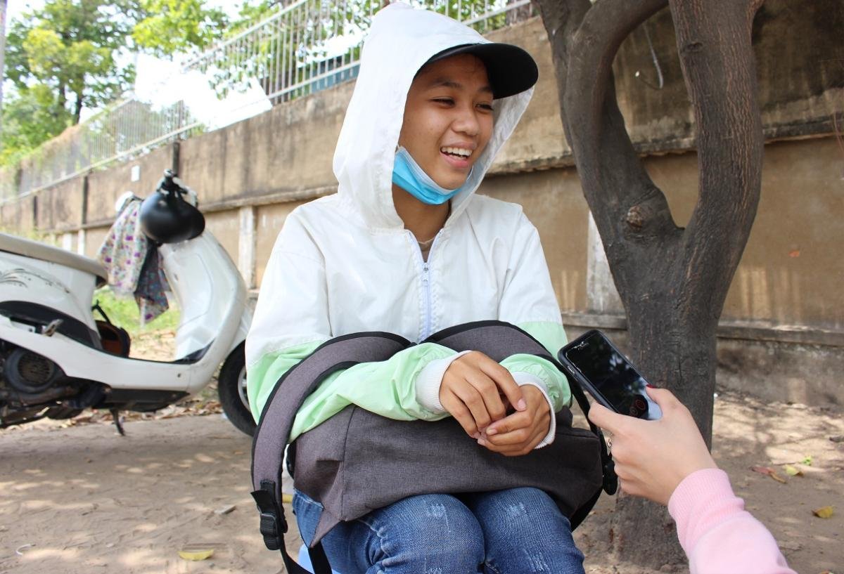 Nắng nóng kinh hoàng sinh viên Sài Gòn vẫn sẵn sàng 'phơi mình' ngoài trời 5 tiếng để đổi lấy 100K Ảnh 5