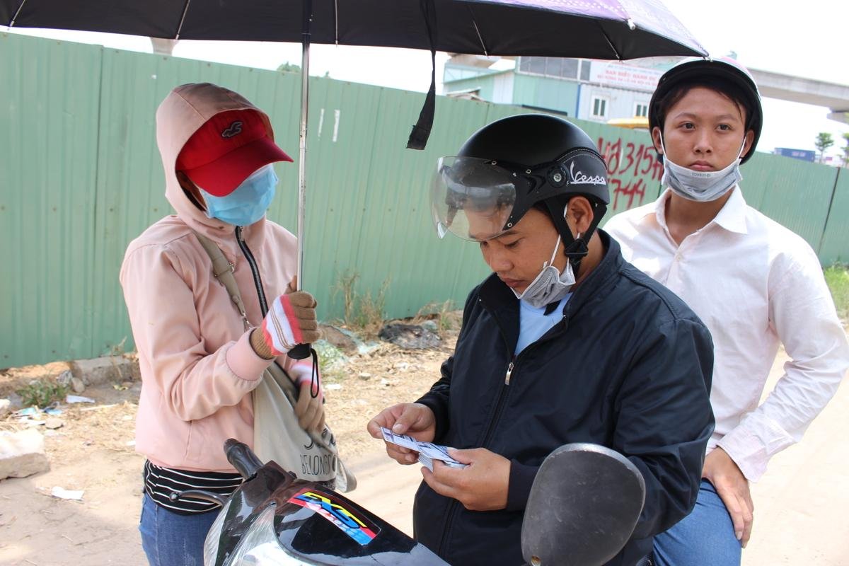 Nắng nóng kinh hoàng sinh viên Sài Gòn vẫn sẵn sàng 'phơi mình' ngoài trời 5 tiếng để đổi lấy 100K Ảnh 2